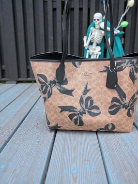 Coach Reversible City Tote Bag in Signature Canvas with Bow Print (NWT)